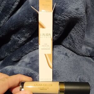 Laura Geller concealer in 210 medium